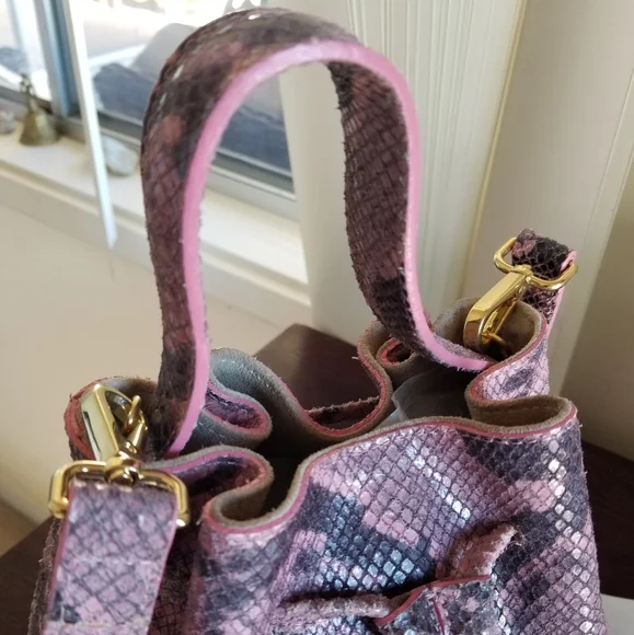 VITTORIA Napoli  pink python embossed  raw leather mini drawstring crossbody bag - Picture 7 of 16